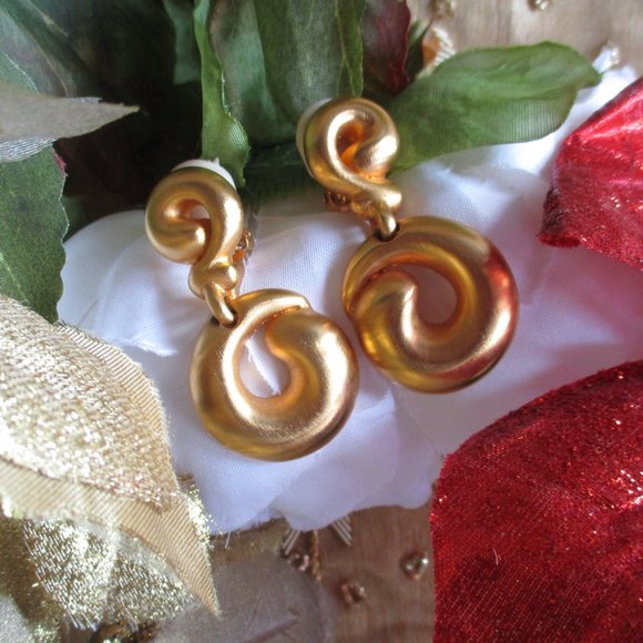 ๐ GOLD SWIRL BROOCH โ VINTAGE ๐ - Picture 13 of 15